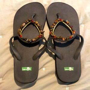 Sanuk sandals like new